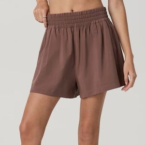 NWT Vuori Villa Shorts in Sable